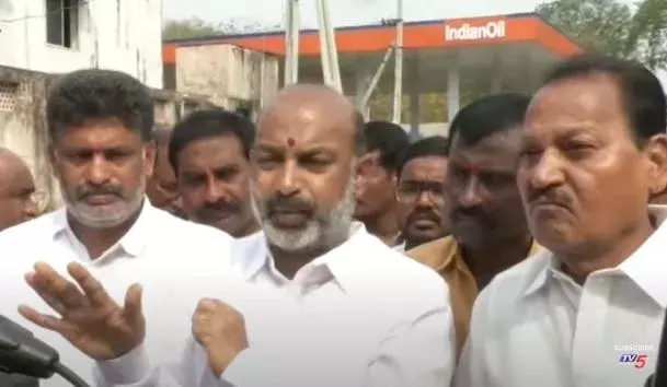 TS BJP : పేపర్ లీకేజీలపై సిట్టింగ్ జడ్జితో విచారణ జరిపించాలి : బండి సంజయ్ TS BJP : పేపర్ లీకేజీలపై సిట్టింగ్ జడ్జితో విచారణ జరిపించాలి : బండి సంజయ్