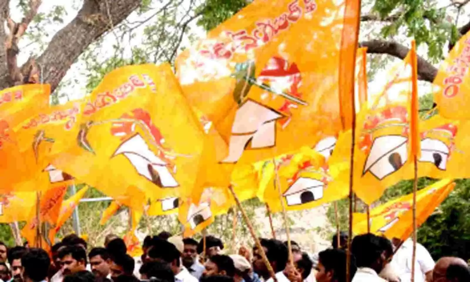 ఉద్యోగాల పేరిట జగన్ సర్కార్ మోసం చేసిందని.. చిత్తూరులో యువత ఆందోళన ఉద్యోగాల పేరిట జగన్ సర్కార్ మోసం చేసిందని.. చిత్తూరులో యువత ఆందోళన