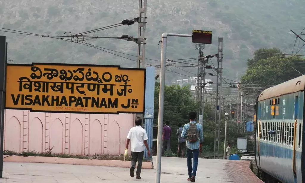 అసభ్యంగా కామెంట్ చేశారని మైనర్లను విద్యుత్ పోల్కి కట్టేసి చితకబాదారు అసభ్యంగా కామెంట్ చేశారని మైనర్లను విద్యుత్ పోల్కి కట్టేసి చితకబాదారు