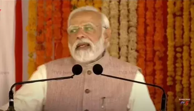 కేంద్రం అభివృద్ది చేస్తుంటే, రాష్ట్రం అడ్డపడుతుంది : పీఎం మోదీ కేంద్రం అభివృద్ది చేస్తుంటే, రాష్ట్రం అడ్డపడుతుంది : పీఎం మోదీ