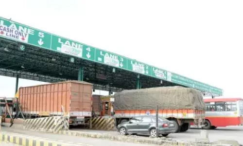 చిల్లేపల్లి టోల్ గేట్ వద్ద ఉద్రిక్తత, 150కి పైగా లారీలను ఆపిన పోలీసులు