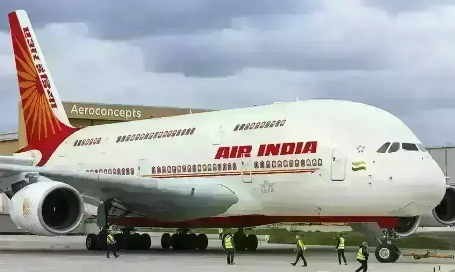 Air India Row: సిబ్బందిని కొట్టిన ప్రయాణీకులు; వెనక్కి తిరిగి వచ్చేసిన ఫ్లైట్ Air India Row: సిబ్బందిని కొట్టిన ప్రయాణీకులు; వెనక్కి తిరిగి వచ్చేసిన ఫ్లైట్