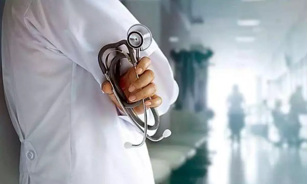 Fake Doctor : రోగులను మభ్యపెట్టి... పైసలు కొల్లగొట్టి... చివరికి