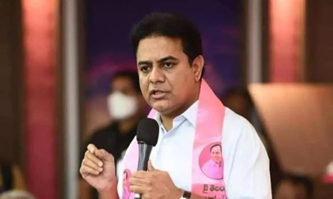 గవర్నర్లు కేంద్రం చేతిలో పావులుగా మారడం దురదృష్టకరం: మంత్రి కేటీఆర్ గవర్నర్లు కేంద్రం చేతిలో పావులుగా మారడం దురదృష్టకరం: మంత్రి కేటీఆర్