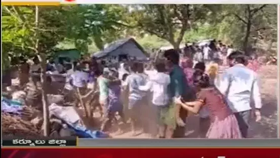 Kurnool : గుడి స్థలంలో ఇళ్ల నిర్మాణం... ఘర్షణకు దిగిన ఇరు వర్గాలు Kurnool : గుడి స్థలంలో ఇళ్ల నిర్మాణం... ఘర్షణకు దిగిన ఇరు వర్గాలు
