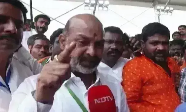 సీపీ రంగనాథ్ను వదిలిపెట్టే ప్రసక్తే లేదు: బండి సీపీ రంగనాథ్ను వదిలిపెట్టే ప్రసక్తే లేదు: బండి