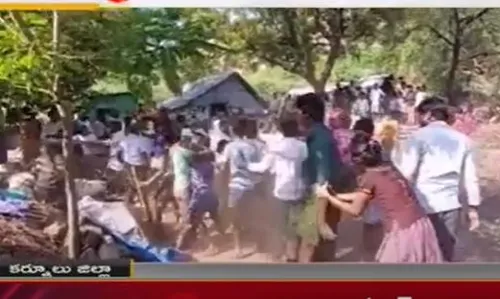 Kurnool : గుడి స్థలంలో ఇళ్ల నిర్మాణం... ఘర్షణకు దిగిన ఇరు వర్గాలు Kurnool : గుడి స్థలంలో ఇళ్ల నిర్మాణం... ఘర్షణకు దిగిన ఇరు వర్గాలు