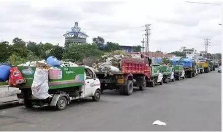 బిల్లులు పెండింగ్.. GHMC టిప్పర్ లారీలు ఆగిపోయాయి బిల్లులు పెండింగ్.. GHMC టిప్పర్ లారీలు ఆగిపోయాయి