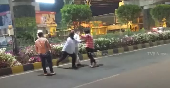 AP : అర్థరాత్రి... ఓ యువకుడిని కారుతో ఢీకొట్టి, బెల్టుతో కొట్టిన వైసీపీ నేతలు AP : అర్థరాత్రి... ఓ యువకుడిని కారుతో ఢీకొట్టి, బెల్టుతో కొట్టిన వైసీపీ నేతలు