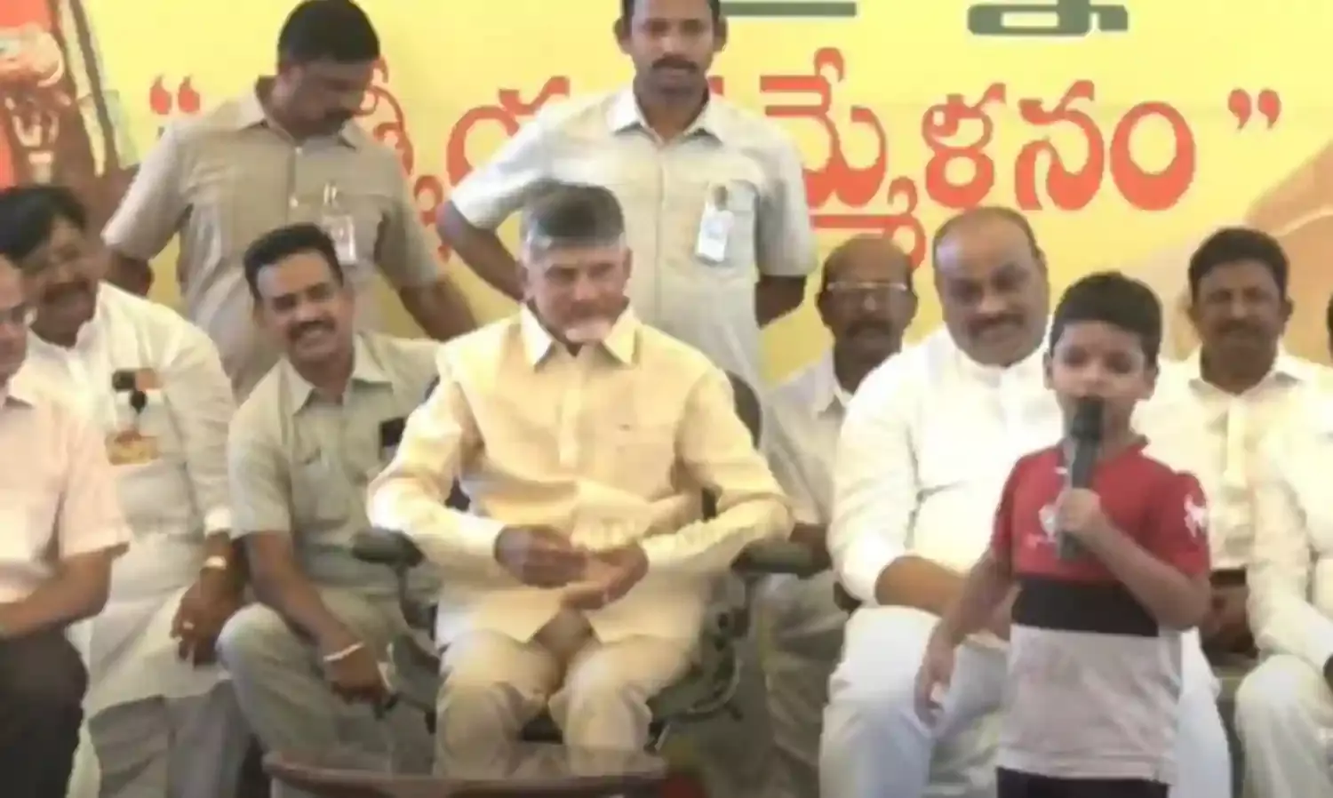 AP : చంద్రబాబు పర్యటనలో బుడతడి డైలాగులు అదుర్స్ AP : చంద్రబాబు పర్యటనలో బుడతడి డైలాగులు అదుర్స్