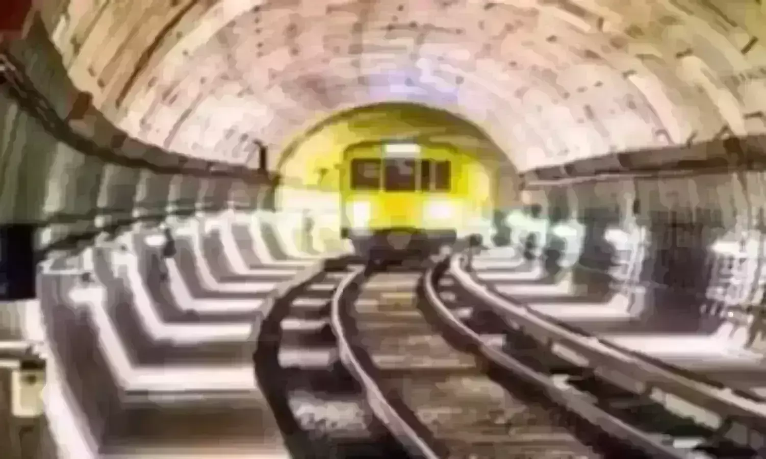 Kolkata : జలాంతర్భాగంలో రైలు ప్రయాణం