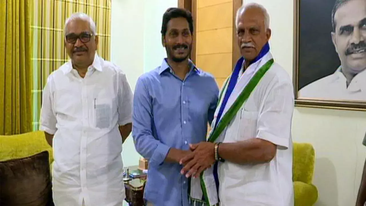 నాకు వైసీపీలో సభ్యత్వం లేదు : దాసరి బాలవర్ధనరావు నాకు వైసీపీలో సభ్యత్వం లేదు : దాసరి బాలవర్ధనరావు
