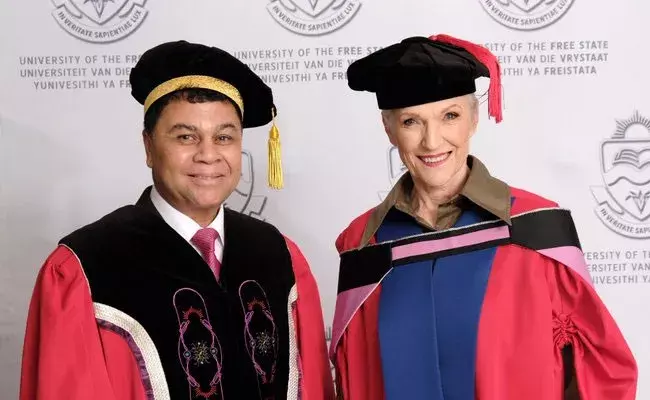 Maye Musk: యూనివర్శిటీ ఆఫ్ ది ఫ్రీ స్టేట్ నుండి గౌరవ డాక్టరేట్ అందుకున్న ఎలోన్ మస్క్ తల్లి.. Maye Musk: యూనివర్శిటీ ఆఫ్ ది ఫ్రీ స్టేట్ నుండి గౌరవ డాక్టరేట్ అందుకున్న ఎలోన్ మస్క్ తల్లి..
