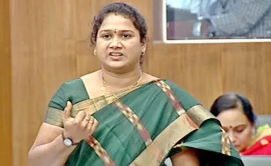 YSRCP : వైసీపీ ఎమ్మెల్యేను అడ్డుకున్న ఆదీవాసీలు YSRCP : వైసీపీ ఎమ్మెల్యేను అడ్డుకున్న ఆదీవాసీలు