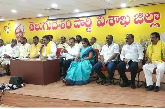 Visakha : టీడీపీ నేతలపై అధికార పార్టీ కక్షసాధింపులు Visakha : టీడీపీ నేతలపై అధికార పార్టీ కక్షసాధింపులు