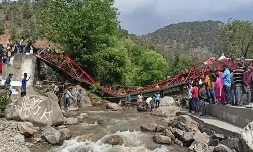 Breaking News : జమ్మూ కశ్మీర్ లో వంతెన కూలింది