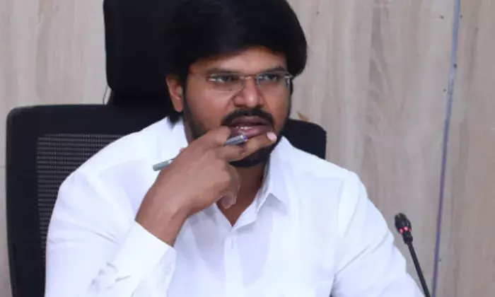 అంబేడ్కర్ కు ఖమ్మం జిల్లా కలెక్టర్ నివాళులు అంబేడ్కర్ కు ఖమ్మం జిల్లా కలెక్టర్ నివాళులు