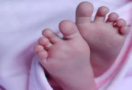 Kamareddy : బతుకు భారం.. అమ్మకానికి ఆడశిశువు