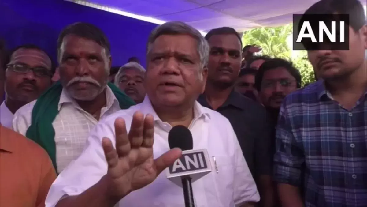 కర్ణాటక బీజేపీలో టికెట్ల రగడ.. హైకమాండ్కు శట్టర్ హెచ్చరికలు కర్ణాటక బీజేపీలో టికెట్ల రగడ.. హైకమాండ్కు శట్టర్ హెచ్చరికలు