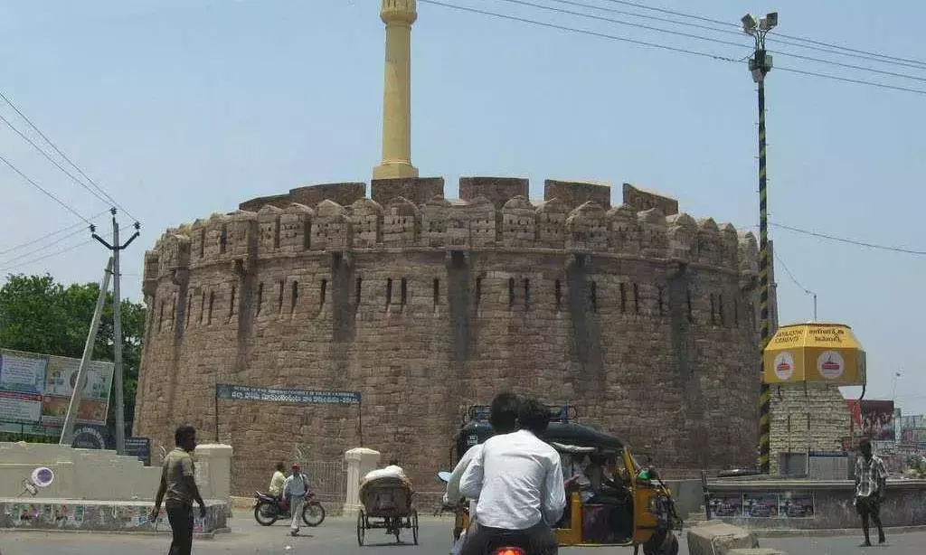 కర్నూల్లో భగ్గుమన్న ఫ్యాక్షన్ గొడవలు కర్నూల్లో భగ్గుమన్న ఫ్యాక్షన్ గొడవలు