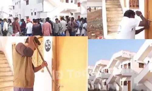 తాళాలు పగలకొట్టి డబుల్ బెడ్రూమ్ ఇళ్ల ఆక్రమణ తాళాలు పగలకొట్టి డబుల్ బెడ్రూమ్ ఇళ్ల ఆక్రమణ