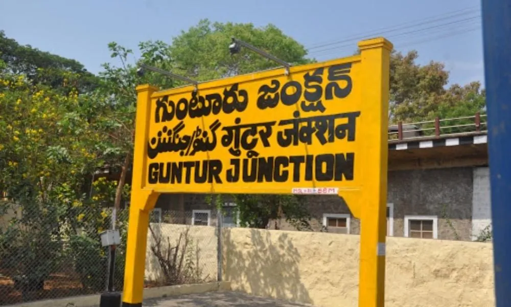గుంటూరులో ఓ పారిశుద్ధ్య కార్మికురాలు ఆత్మహత్యాయత్నం గుంటూరులో ఓ పారిశుద్ధ్య కార్మికురాలు ఆత్మహత్యాయత్నం