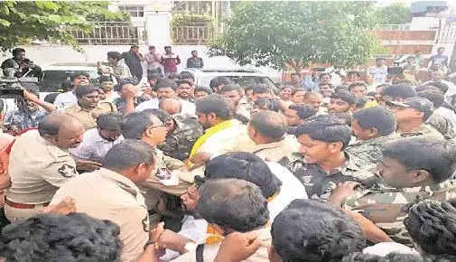 ముక్తేశ్వరం సెంటర్లో టీడీపీ ధర్నా ముక్తేశ్వరం సెంటర్లో టీడీపీ ధర్నా