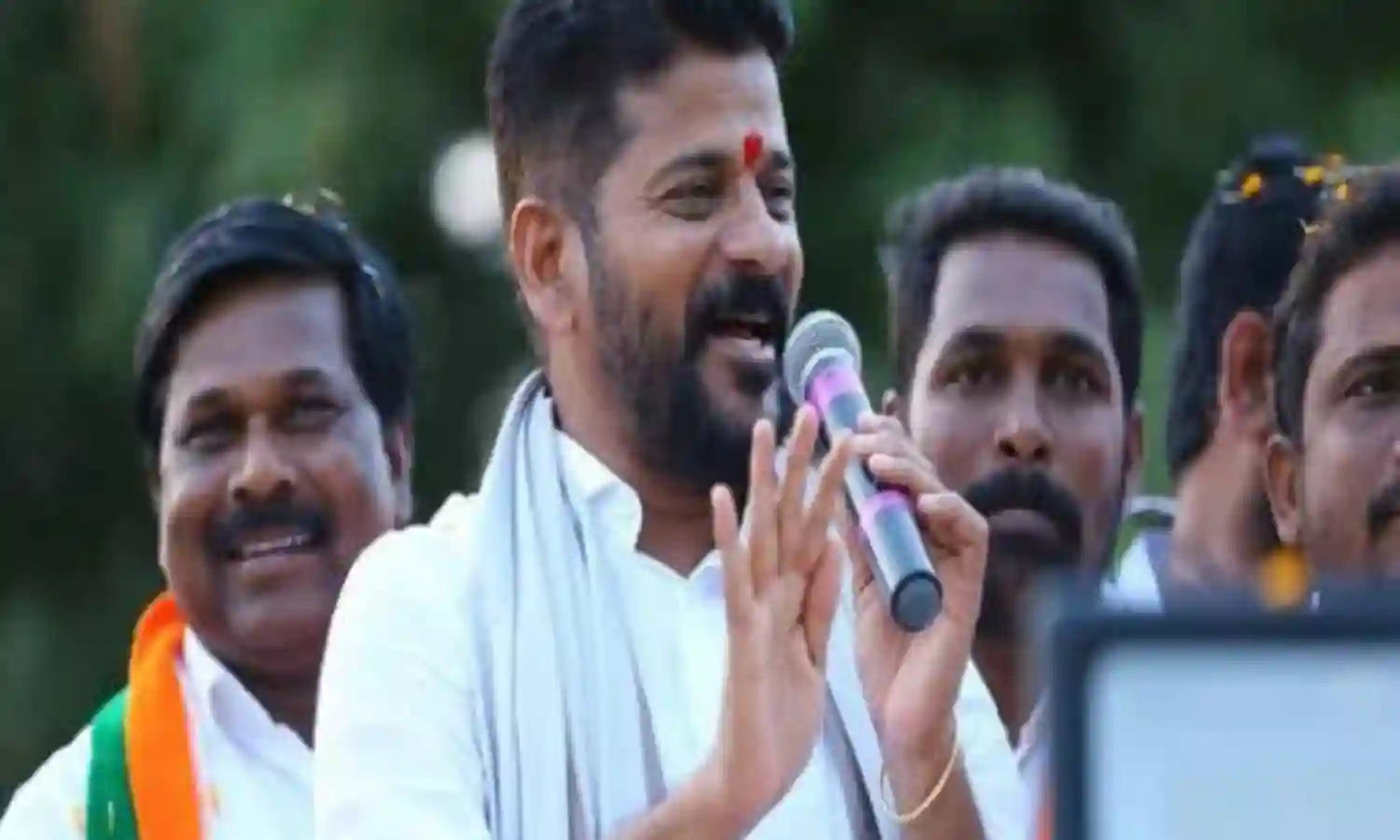 కేంద్ర, రాష్ట్ర ప్రభుత్వాల తీరుపై రేవంత్ ఫైర్ కేంద్ర, రాష్ట్ర ప్రభుత్వాల తీరుపై రేవంత్ ఫైర్