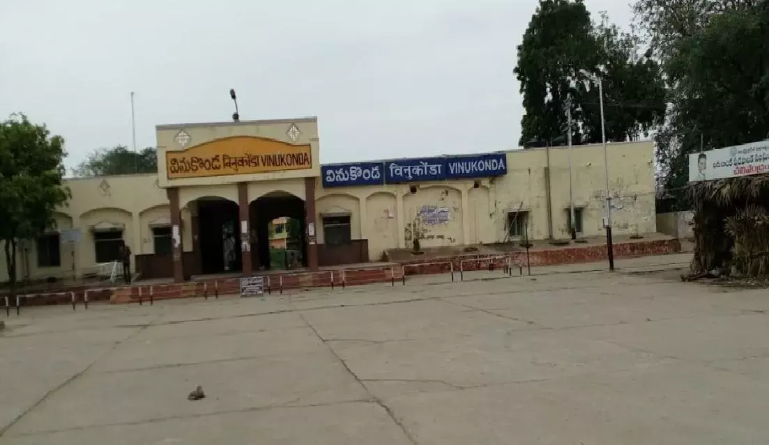 వినుకొండలో వైసీపీ నేతల దౌర్జన్యం