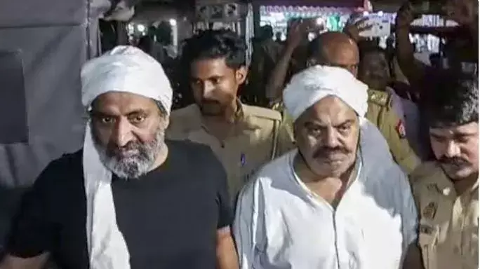 అతిక్, అష్రఫ్ ల హత్య.. ఐదుగురు పోలీసులు సస్పెండ్ అతిక్, అష్రఫ్ ల హత్య.. ఐదుగురు పోలీసులు సస్పెండ్
