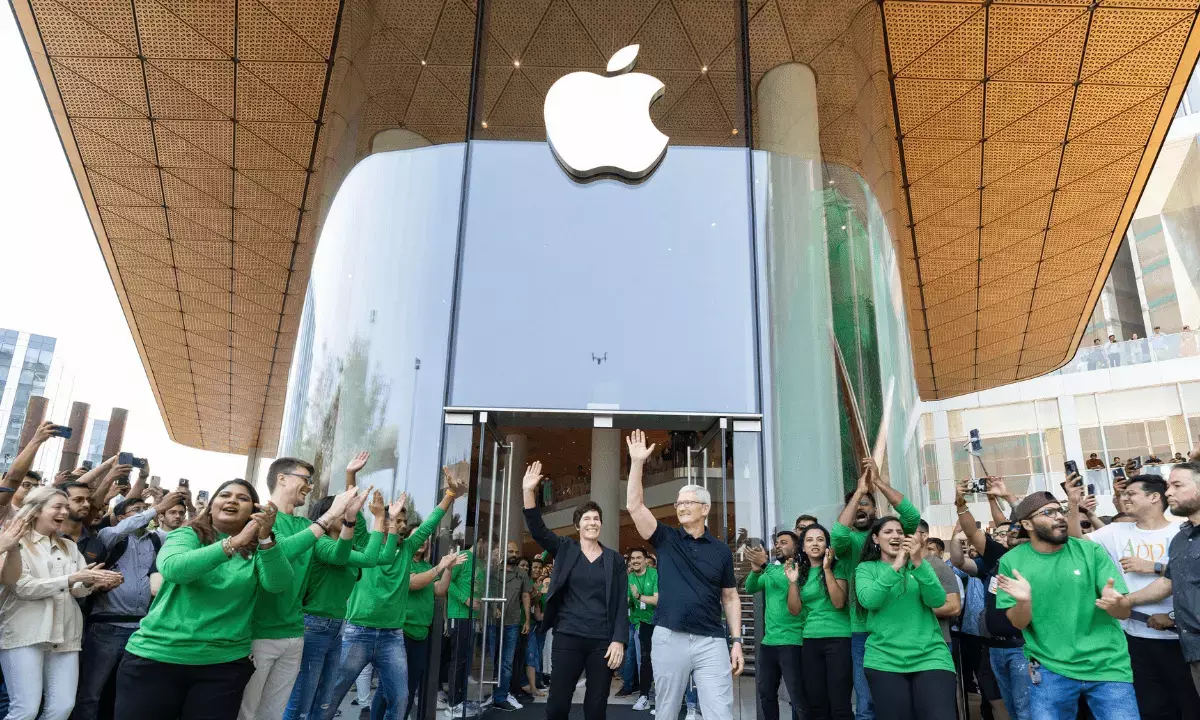ముంబైలో యాపిల్ స్టోర్ను ప్రారంభించిన టిమ్ కుక్ ముంబైలో యాపిల్ స్టోర్ను ప్రారంభించిన టిమ్ కుక్