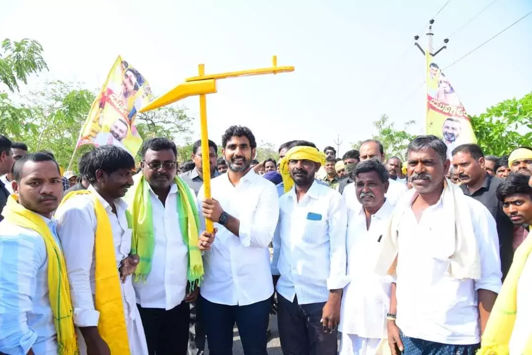 Yuvagalam: నాగలి పట్టి దుక్కి దున్నిన లోకేష్ Yuvagalam: నాగలి పట్టి దుక్కి దున్నిన లోకేష్