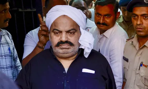 ఆతిక్ అహ్మద్ హత్య కేసులో ఐదుగులు పోలీసుల సస్పెన్షన్ ఆతిక్ అహ్మద్ హత్య కేసులో ఐదుగులు పోలీసుల సస్పెన్షన్