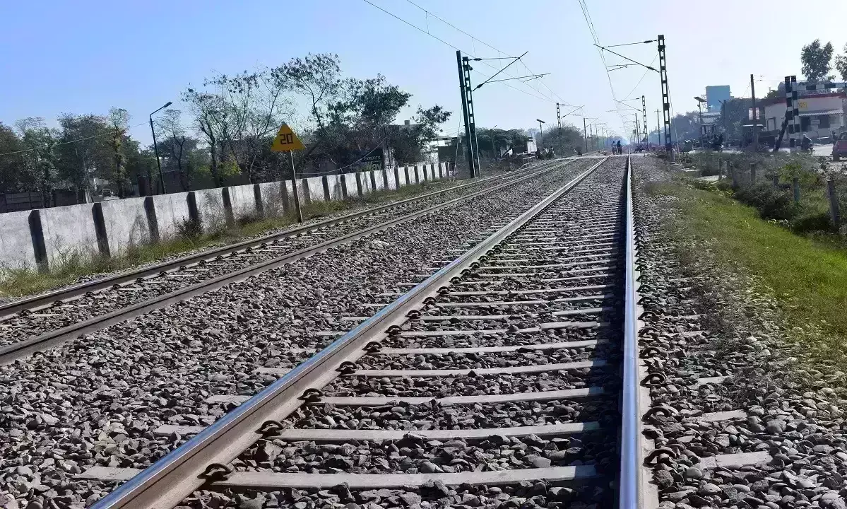 రైలు కింద పడి నిండు గర్భిణి.... రైలు కింద పడి నిండు గర్భిణి....