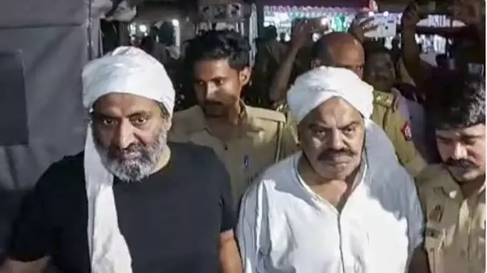 అతిక్, అష్రఫ్ ల హత్య.. ఐదుగురు పోలీసులు సస్పెండ్ అతిక్, అష్రఫ్ ల హత్య.. ఐదుగురు పోలీసులు సస్పెండ్