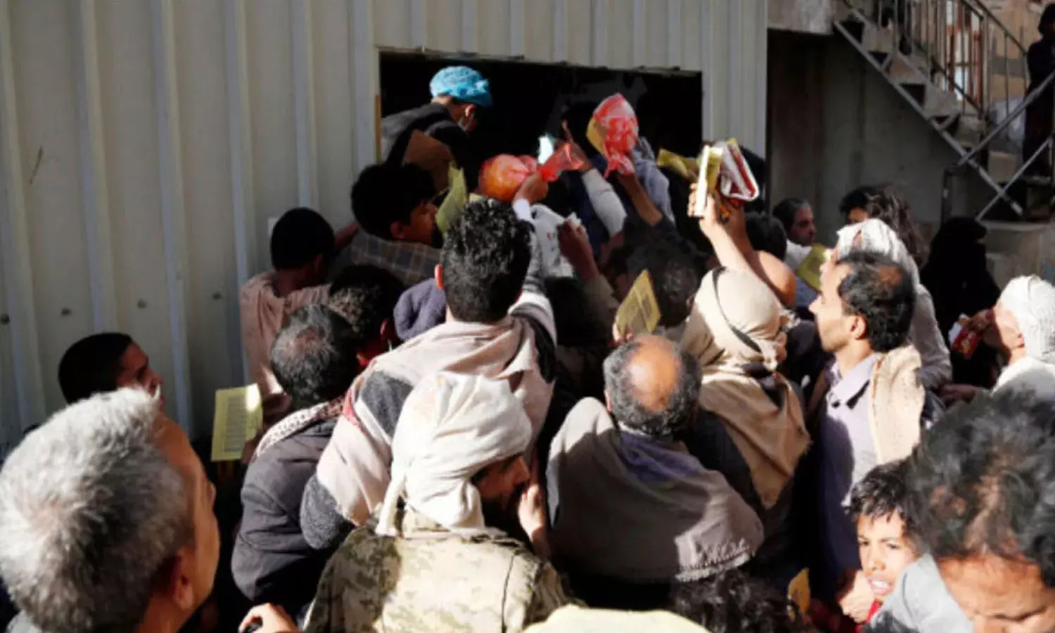 ఆర్థికసాయం పంపిణీలో అపశృతి.. 80 మందికి పైగా మృతి