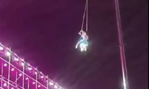 బ్రతుకు పోరాటంలో భార్యాభర్తలు.. గాలిలో విన్యాసం చేస్తూ పట్టుతప్పడంతో.. బ్రతుకు పోరాటంలో భార్యాభర్తలు.. గాలిలో విన్యాసం చేస్తూ పట్టుతప్పడంతో..