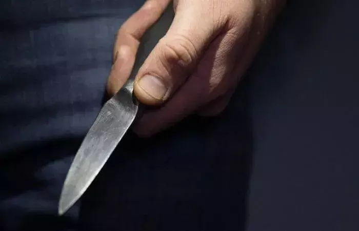 తోటి విద్యార్థిపై కత్తితో దాడి చేసిన 9వ తరగతి విద్యార్థి తోటి విద్యార్థిపై కత్తితో దాడి చేసిన 9వ తరగతి విద్యార్థి