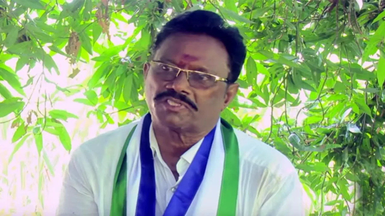 ఎమ్మెల్యే ఆదిమూలంకు నిరసన సెగ.. ప్రశ్నలతో ముంచెత్తిన ప్రజలు ఎమ్మెల్యే ఆదిమూలంకు నిరసన సెగ.. ప్రశ్నలతో ముంచెత్తిన ప్రజలు
