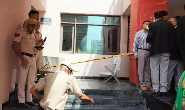 ఢిల్లీ కోర్టులో కాల్పుల కలకలం, మహిళకు గాయాలు