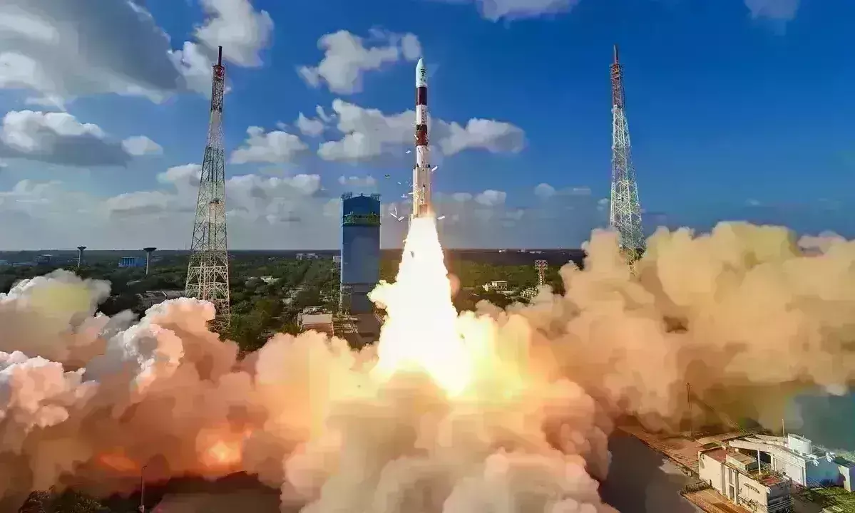 దూసుకుపోయేందుకు సిద్ధంగా ఉన్న  PSLV-C55
