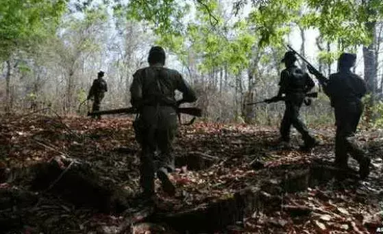 Chhattisgarh : లారీని తగులబెట్టిన మావోయిస్టులు