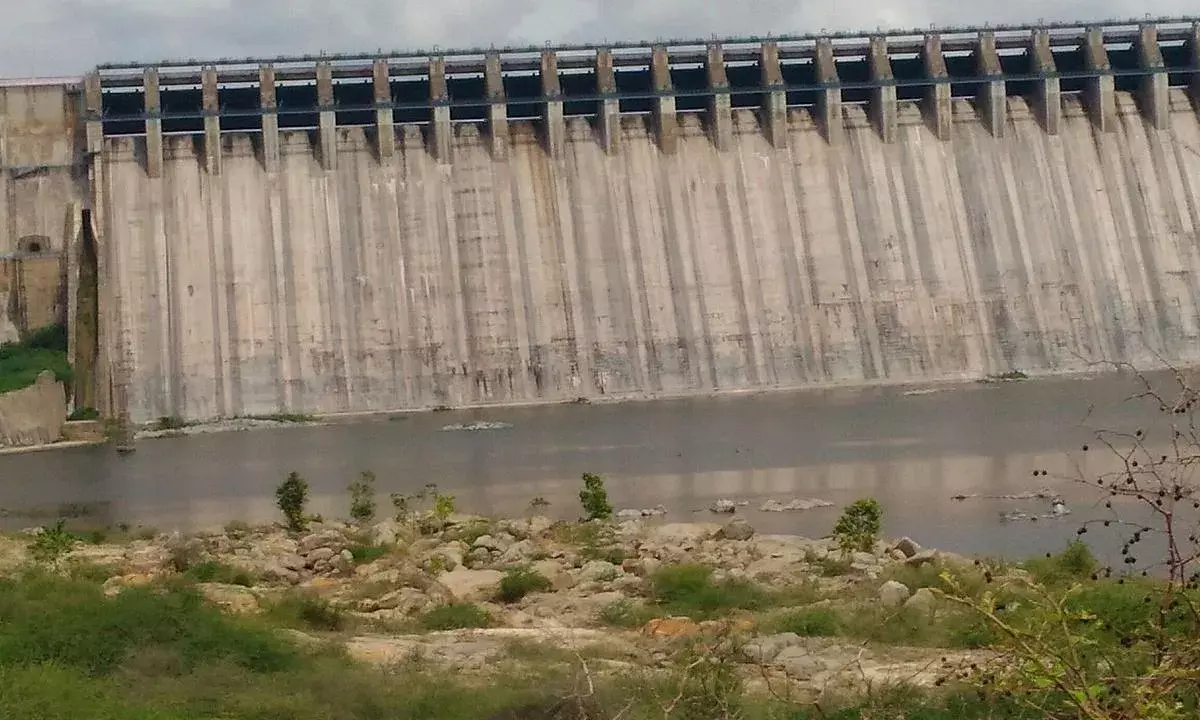 అడుగంటుతోన్న జల వనరులు