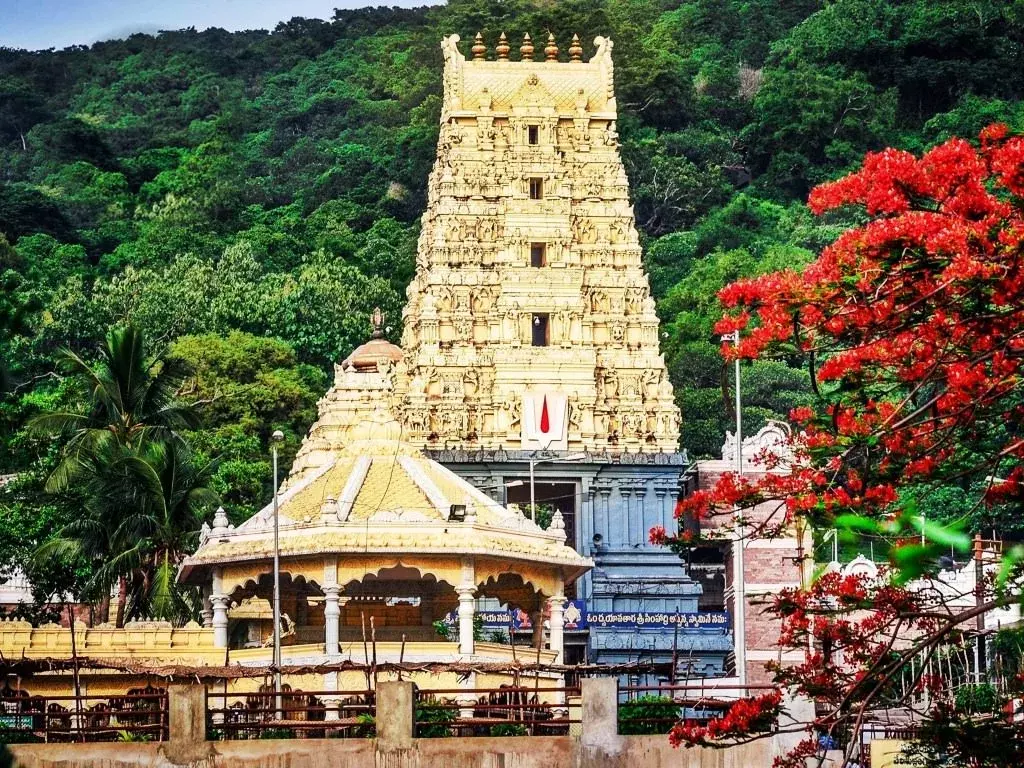 సింహాద్రీశుడికి చందనోత్సవం సింహాద్రీశుడికి చందనోత్సవం