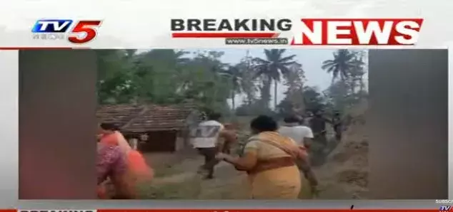 Vizianagaram: మునకలవలసలో ఉద్రిక్తత.. కర్రలు,ఇనుప రాడ్లతో దాడి Vizianagaram: మునకలవలసలో ఉద్రిక్తత.. కర్రలు,ఇనుప రాడ్లతో దాడి