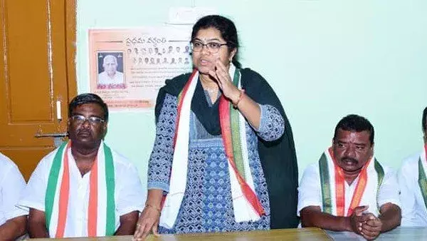 ఈటలకు దమ్ముంటే భాగ్యలక్ష్మి గుడిలో ప్రమాణం చేయాలి: స్రవంతి ఈటలకు దమ్ముంటే భాగ్యలక్ష్మి గుడిలో ప్రమాణం చేయాలి: స్రవంతి