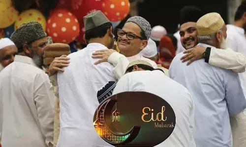 ఈద్ ముబారక్.. భక్తి శ్రద్ధలతో ముస్లిం సోదరులు..