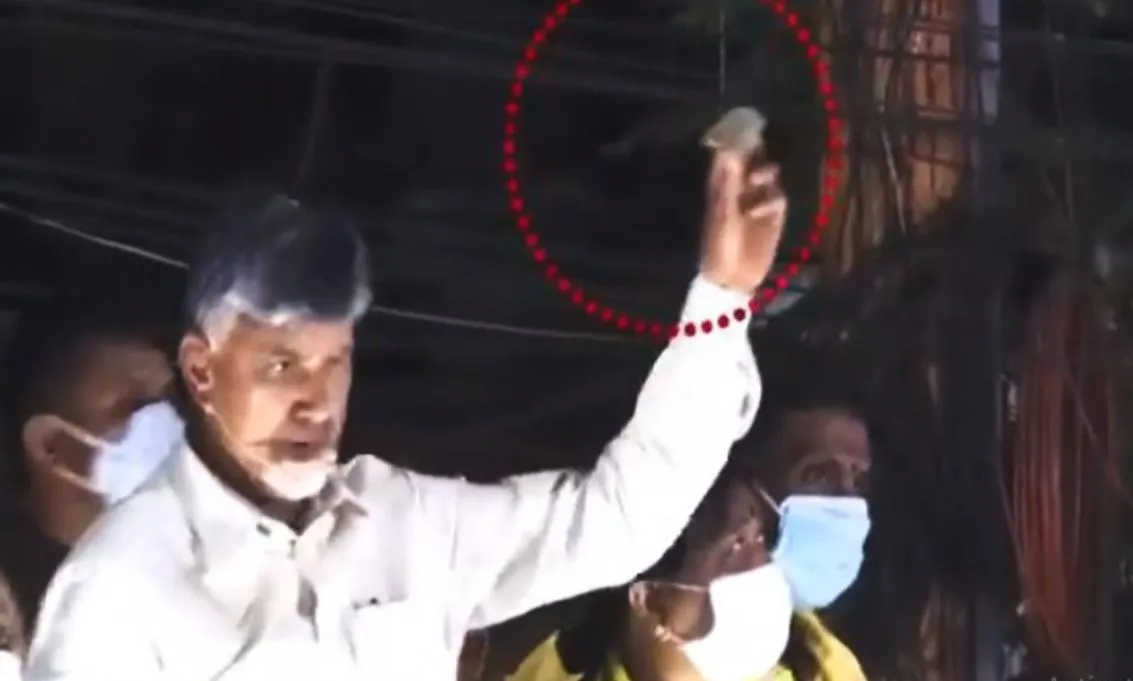 విపక్ష నేతపై రాళ్ల దాడి విపక్ష నేతపై రాళ్ల దాడి