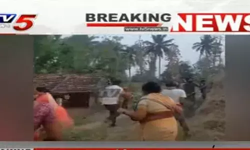 Vizianagaram: మునకలవలసలో ఉద్రిక్తత.. కర్రలు,ఇనుప రాడ్లతో దాడి Vizianagaram: మునకలవలసలో ఉద్రిక్తత.. కర్రలు,ఇనుప రాడ్లతో దాడి