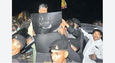 చంద్రబాబుపై రాళ్ల దాడి... సీరియస్ గా తీసుకున్న NSG చంద్రబాబుపై రాళ్ల దాడి... సీరియస్ గా తీసుకున్న NSG